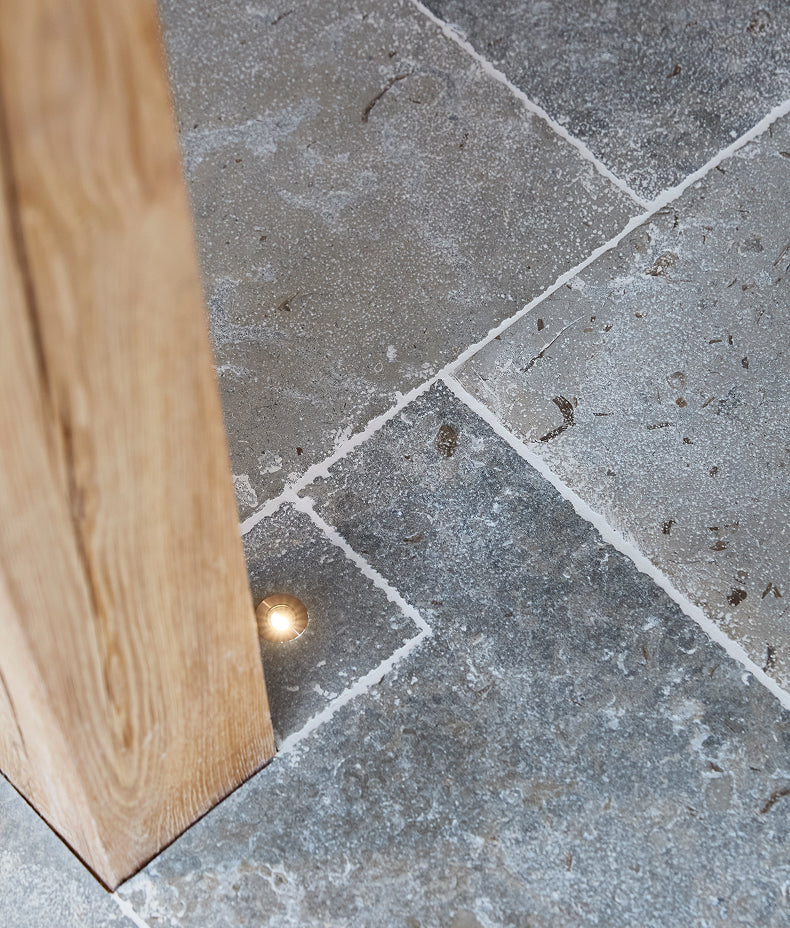Aquitaine Limestone Seasoned Finish 61xRandom