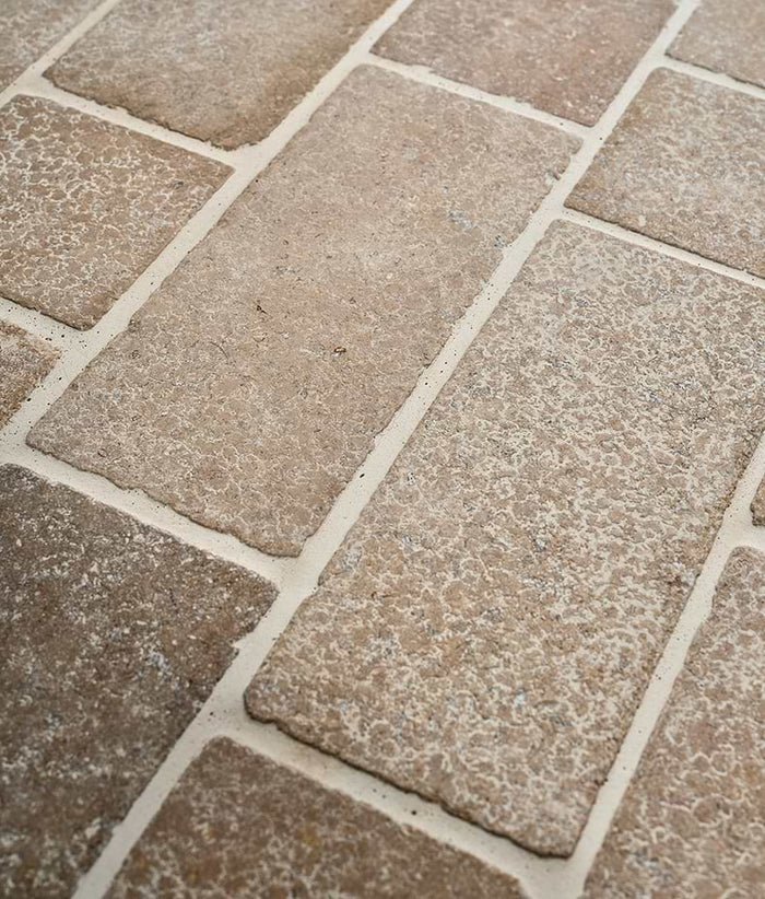 Wychwood Limestone Cobbles Tumbled & Etched 13xRandom