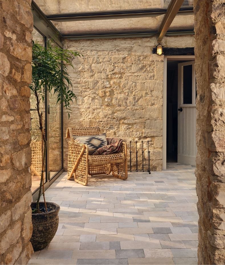 Castilan Limestone Cobbles Tumbled 15xRandomcm